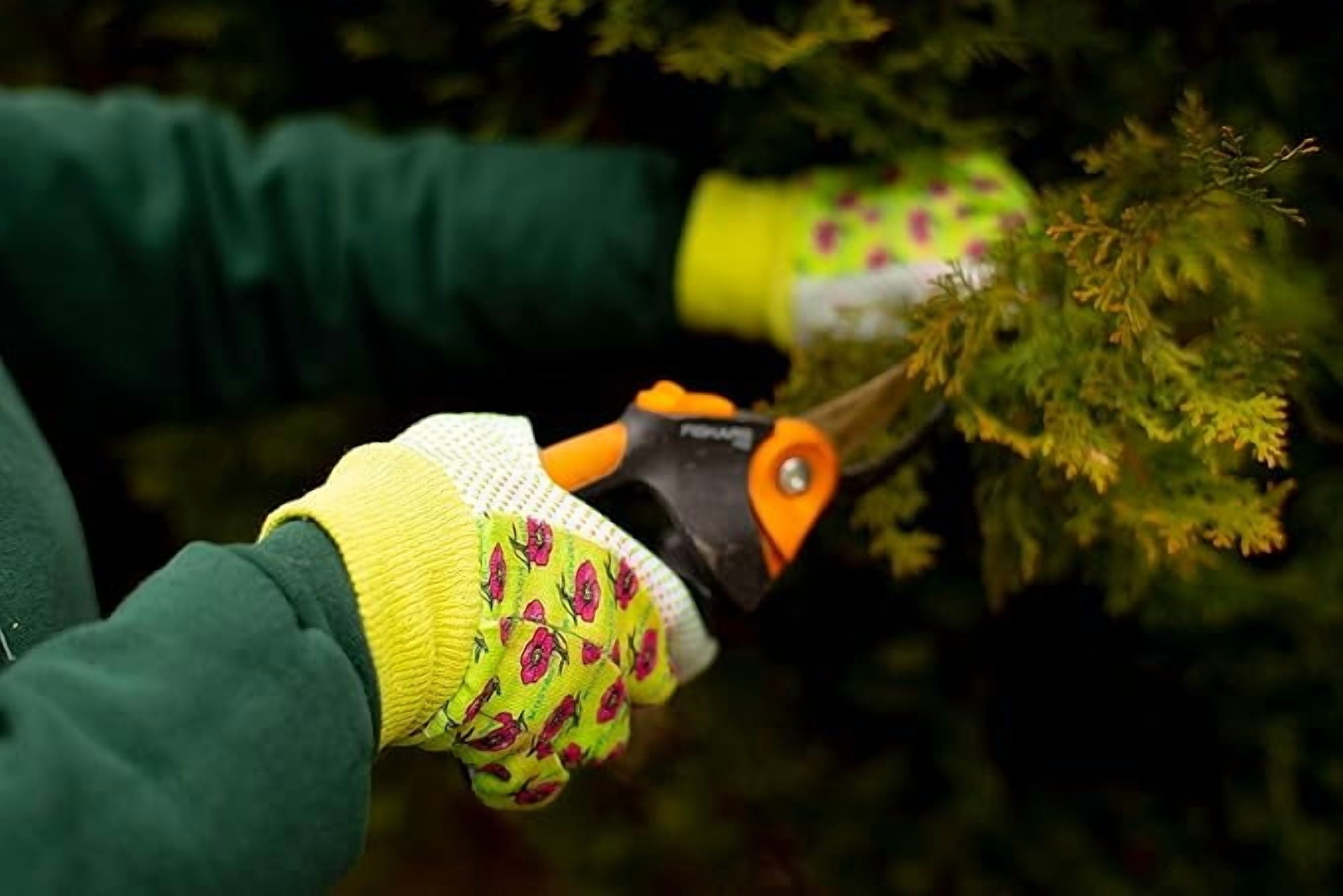 G & F 1852-3 Women Soft Jersey Garden Gloves, Women Work Gloves, 3-Pairs Green/Red/Blue per Pack - Image 4