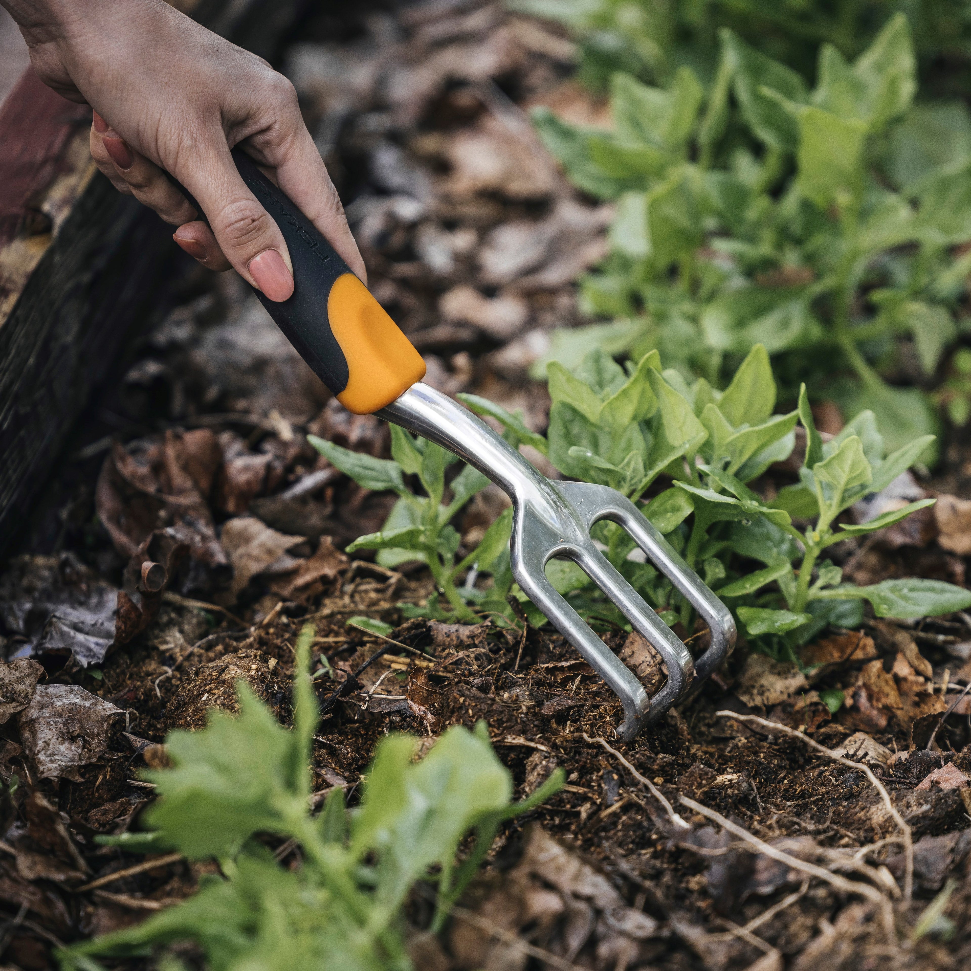Fiskars Ergo Cultivator Garden Tool with Aluminum Head and Ergonomic Handle, 0.56 Pounds, Orange - Image 6