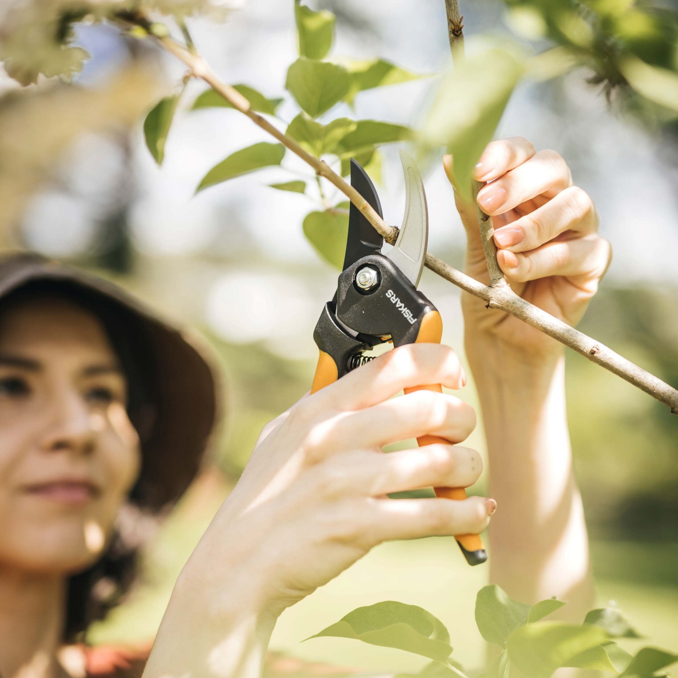 Fiskars 5/8" Bypass Pruner Garden Tool with Steel Blade and Soft Grip Handle, Black and Orange - Image 4
