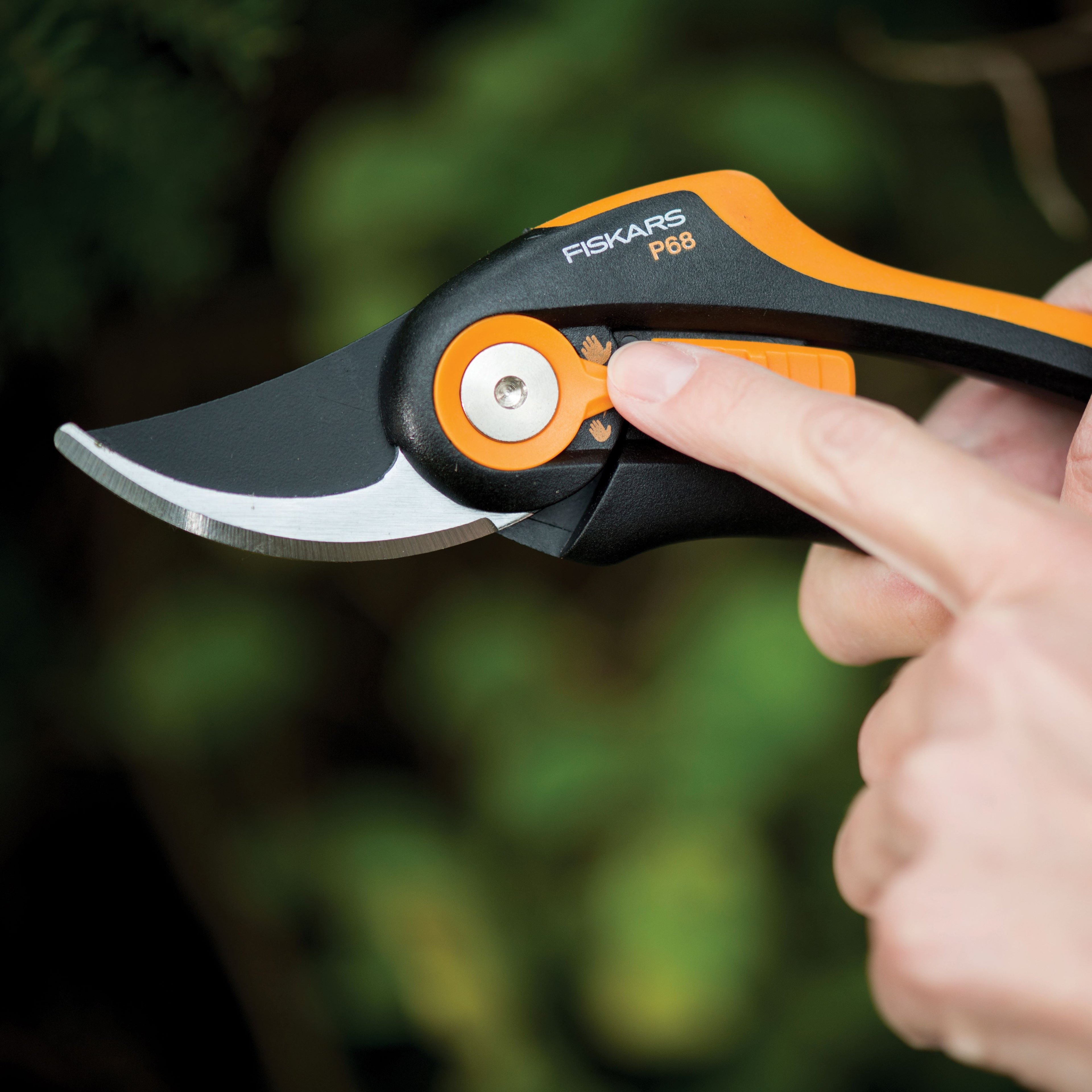 Fiskars 8" Smart Fit Pruner, Bypass Pruner, 5/8" Cut Capacity, Orange and Black - Image 3