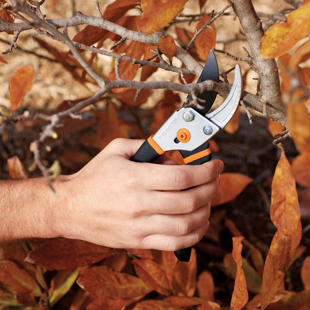 Fiskars Traditional Bypass Pruner, Steel Blade and Non-Slip Handle ,5/8" Diameter Cuts - Image 6