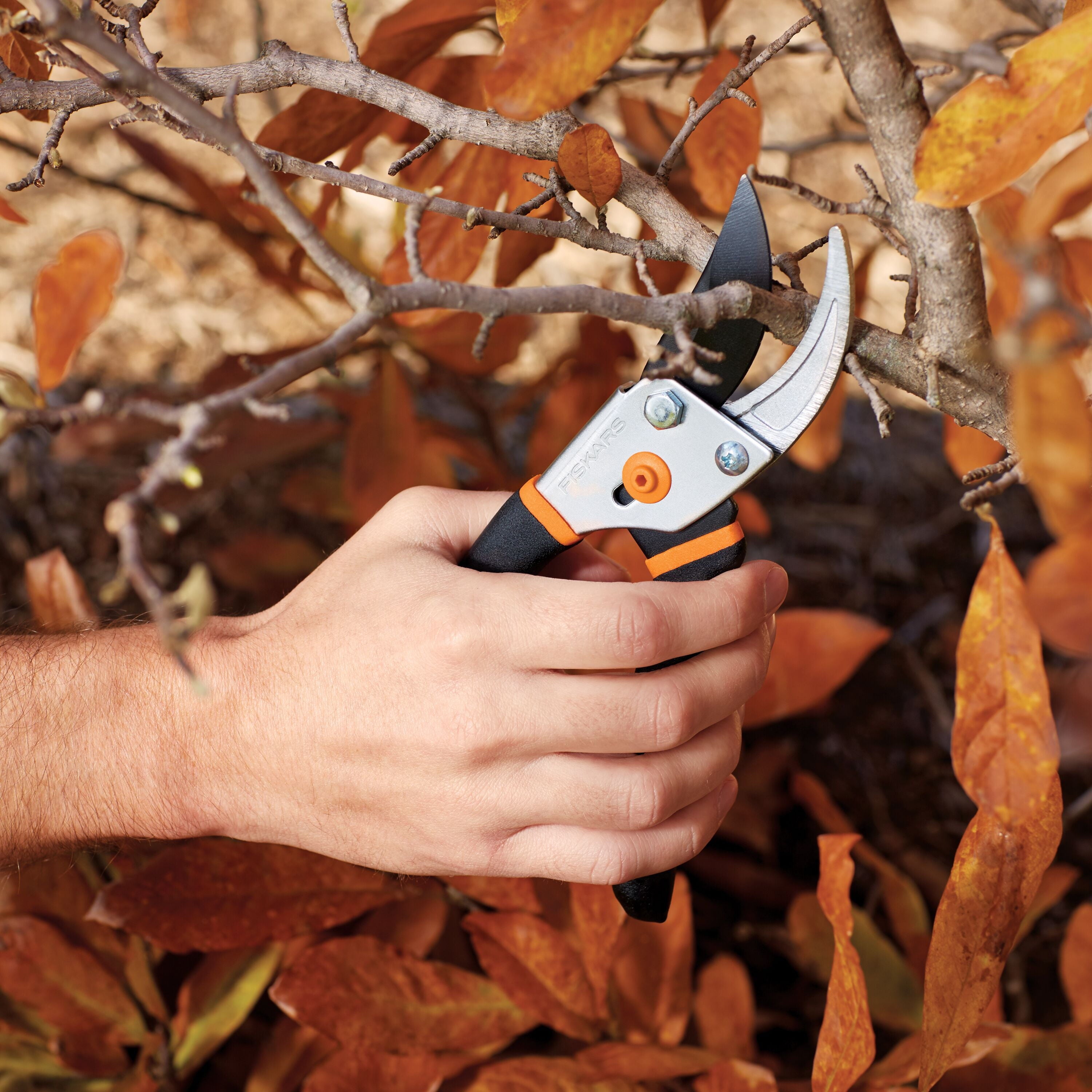 Fiskars Traditional Bypass Pruner, Steel Blade and Non-Slip Handle ,5/8" Diameter Cuts - Image 6
